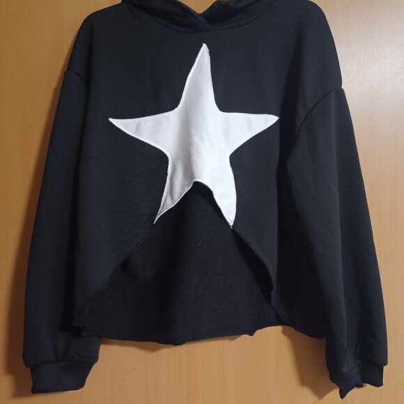Star Black and white sweater with hood - Picture 1 of 3